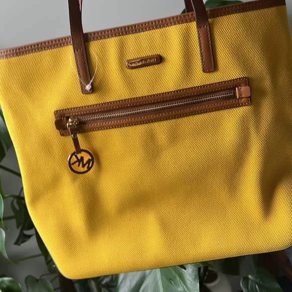 NWOT  Michael Kors Kempton  Large Tote Handbag Sunflower color canvas + leather - Picture 10 of 13
